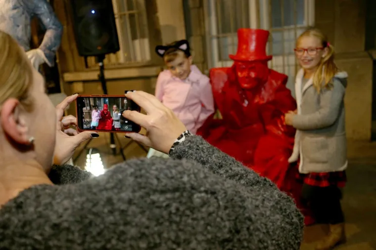 U Tematskom parku rock 'n' rolla u Hatzovoj ulici u Zagrebu otkriven je spomenik Dinu Dvorniku, autora mladog akademskog kipara Tomislava Hr&scaron;aka. Spomenik 'Kralja funka' nalazi se uz skulpture Johna Lennona, Nick Cavea, Amy Winehouse, Jimmyja Hendrixa, Iggyja Popa, Davida Bowieja i drugih svjetskih superzvijezda.