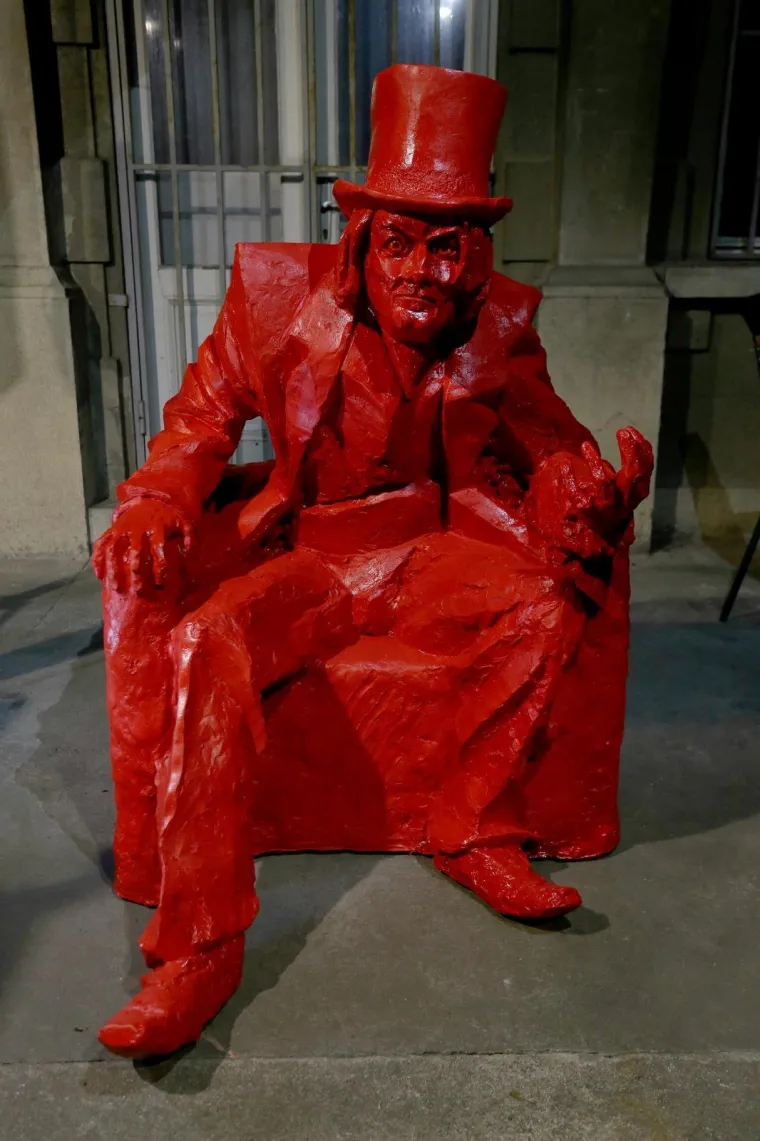 U Tematskom parku rock 'n' rolla u Hatzovoj ulici u Zagrebu otkriven je spomenik Dinu Dvorniku, autora mladog akademskog kipara Tomislava Hr&scaron;aka. Spomenik 'Kralja funka' nalazi se uz skulpture Johna Lennona, Nick Cavea, Amy Winehouse, Jimmyja Hendrixa, Iggyja Popa, Davida Bowieja i drugih svjetskih superzvijezda.