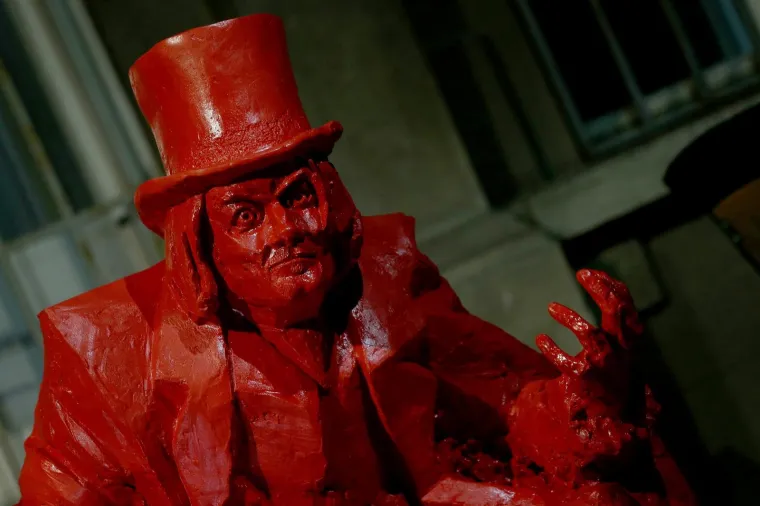 U Tematskom parku rock 'n' rolla u Hatzovoj ulici u Zagrebu otkriven je spomenik Dinu Dvorniku, autora mladog akademskog kipara Tomislava Hr&scaron;aka. Spomenik 'Kralja funka' nalazi se uz skulpture Johna Lennona, Nick Cavea, Amy Winehouse, Jimmyja Hendrixa, Iggyja Popa, Davida Bowieja i drugih svjetskih superzvijezda.