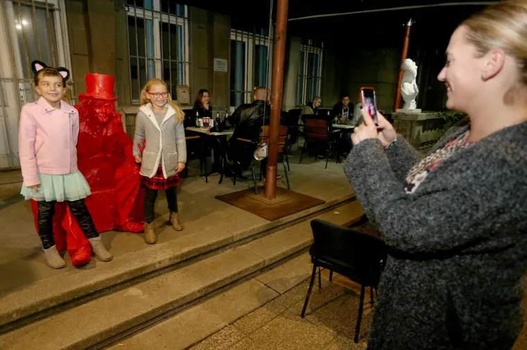 U Tematskom parku rock 'n' rolla u Hatzovoj ulici u Zagrebu otkriven je spomenik Dinu Dvorniku, autora mladog akademskog kipara Tomislava Hr&scaron;aka. Spomenik 'Kralja funka' nalazi se uz skulpture Johna Lennona, Nick Cavea, Amy Winehouse, Jimmyja Hendrixa, Iggyja Popa, Davida Bowieja i drugih svjetskih superzvijezda.