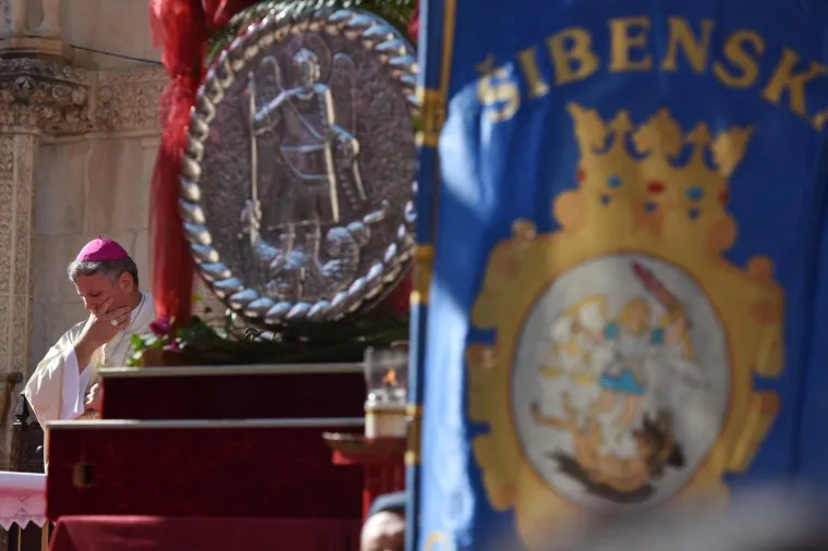 BISKUP KOŠIĆ PREDVODIO SLAVLJE U ŠIBENIKU: Procesijom i svetom misom obilježen Dan grada i blagdan svetog Mihovila