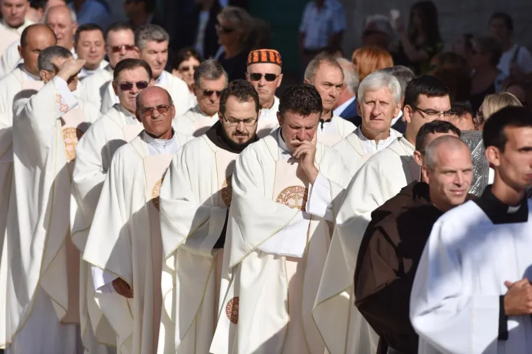 BISKUP KOŠIĆ PREDVODIO SLAVLJE U ŠIBENIKU: Procesijom i svetom misom obilježen Dan grada i blagdan svetog Mihovila