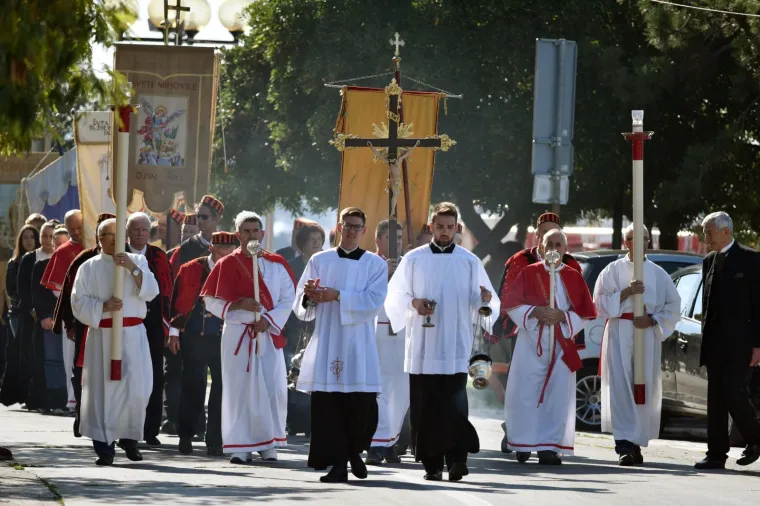 BISKUP KOŠIĆ PREDVODIO SLAVLJE U ŠIBENIKU: Procesijom i svetom misom obilježen Dan grada i blagdan svetog Mihovila