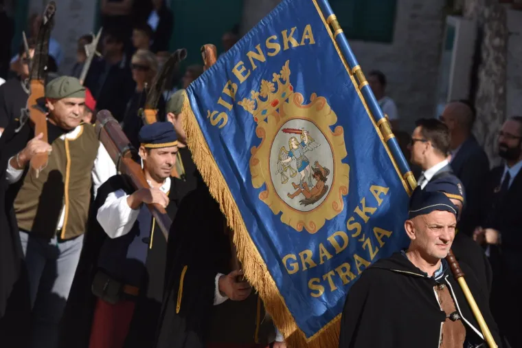 BISKUP KOŠIĆ PREDVODIO SLAVLJE U ŠIBENIKU: Procesijom i svetom misom obilježen Dan grada i blagdan svetog Mihovila