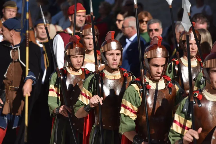 BISKUP KOŠIĆ PREDVODIO SLAVLJE U ŠIBENIKU: Procesijom i svetom misom obilježen Dan grada i blagdan svetog Mihovila
