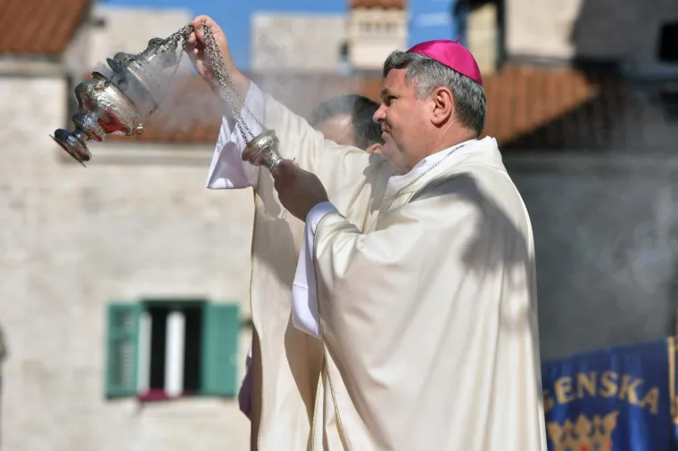 BISKUP KOŠIĆ PREDVODIO SLAVLJE U ŠIBENIKU: Procesijom i svetom misom obilježen Dan grada i blagdan svetog Mihovila