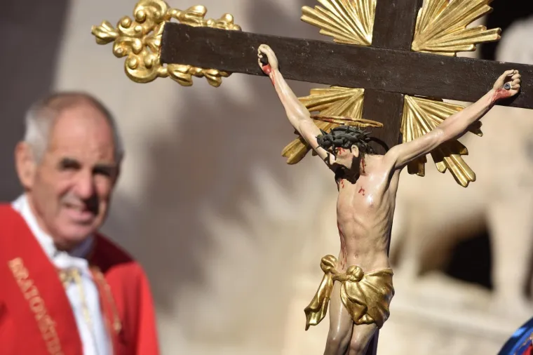 BISKUP KOŠIĆ PREDVODIO SLAVLJE U ŠIBENIKU: Procesijom i svetom misom obilježen Dan grada i blagdan svetog Mihovila