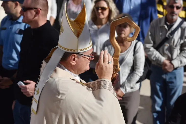 BISKUP KOŠIĆ PREDVODIO SLAVLJE U ŠIBENIKU: Procesijom i svetom misom obilježen Dan grada i blagdan svetog Mihovila