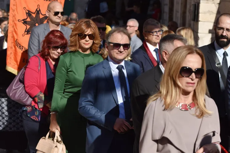 BISKUP KOŠIĆ PREDVODIO SLAVLJE U ŠIBENIKU: Procesijom i svetom misom obilježen Dan grada i blagdan svetog Mihovila