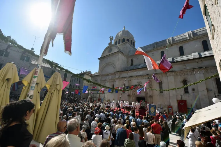 BISKUP KOŠIĆ PREDVODIO SLAVLJE U ŠIBENIKU: Procesijom i svetom misom obilježen Dan grada i blagdan svetog Mihovila