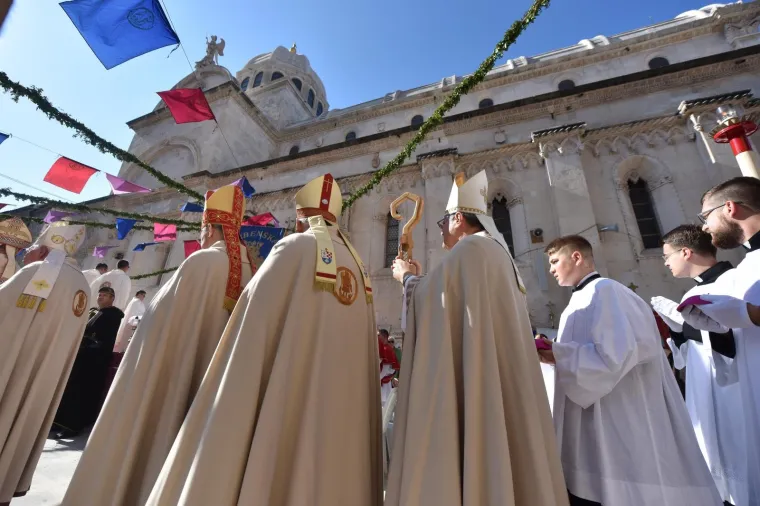 BISKUP KOŠIĆ PREDVODIO SLAVLJE U ŠIBENIKU: Procesijom i svetom misom obilježen Dan grada i blagdan svetog Mihovila