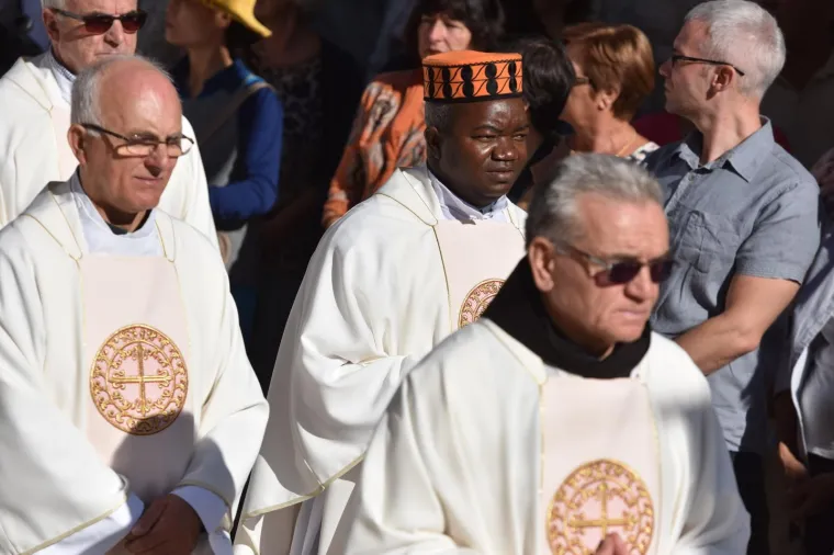 BISKUP KOŠIĆ PREDVODIO SLAVLJE U ŠIBENIKU: Procesijom i svetom misom obilježen Dan grada i blagdan svetog Mihovila
