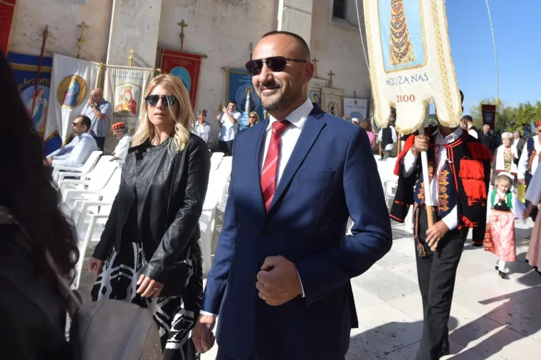 BISKUP KO&Scaron;IĆ PREDVODIO SLAVLJE U &Scaron;IBENIKU: Procesijom i svetom misom obilježen Dan grada i blagdan svetog Mihovila