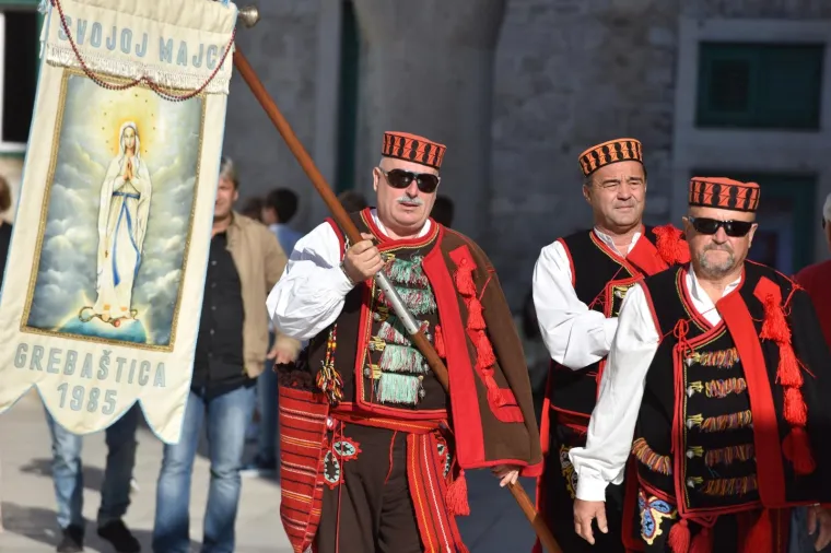 BISKUP KO&Scaron;IĆ PREDVODIO SLAVLJE U &Scaron;IBENIKU: Procesijom i svetom misom obilježen Dan grada i blagdan svetog Mihovila