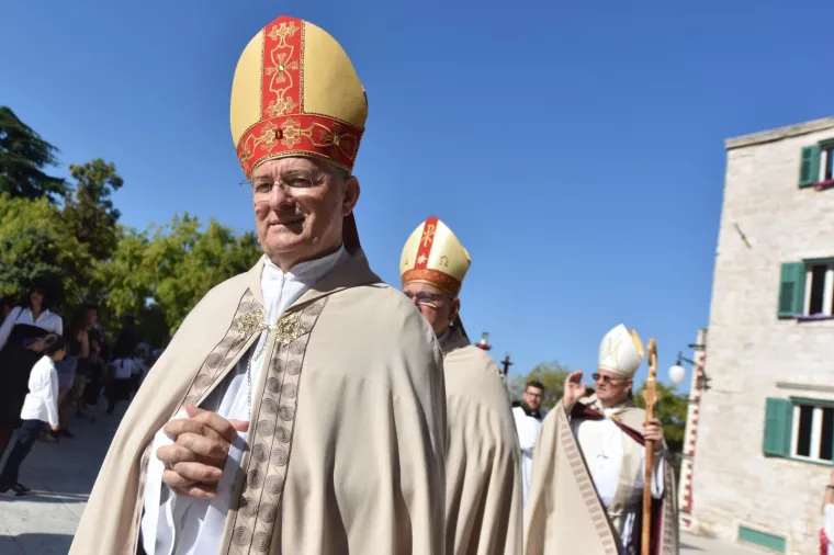 BISKUP KO&Scaron;IĆ PREDVODIO SLAVLJE U &Scaron;IBENIKU: Procesijom i svetom misom obilježen Dan grada i blagdan svetog Mihovila