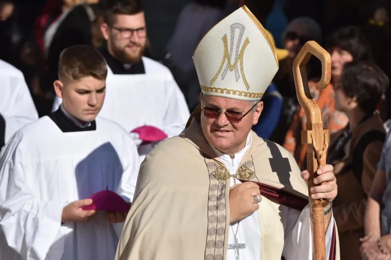 BISKUP KO&Scaron;IĆ PREDVODIO SLAVLJE U &Scaron;IBENIKU: Procesijom i svetom misom obilježen Dan grada i blagdan svetog Mihovila