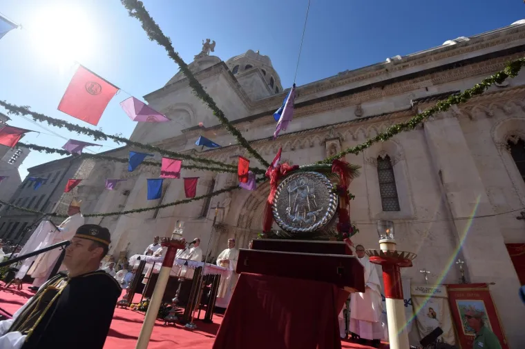 BISKUP KO&Scaron;IĆ PREDVODIO SLAVLJE U &Scaron;IBENIKU: Procesijom i svetom misom obilježen Dan grada i blagdan svetog Mihovila
