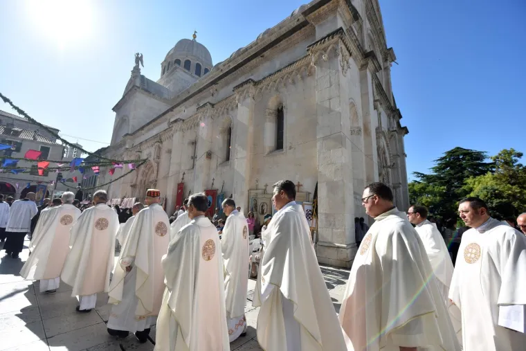 BISKUP KO&Scaron;IĆ PREDVODIO SLAVLJE U &Scaron;IBENIKU: Procesijom i svetom misom obilježen Dan grada i blagdan svetog Mihovila
