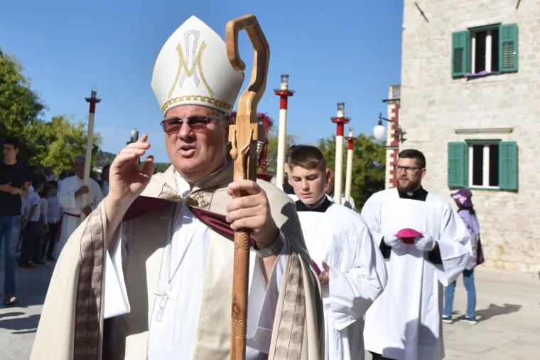 BISKUP KO&Scaron;IĆ PREDVODIO SLAVLJE U &Scaron;IBENIKU: Procesijom i svetom misom obilježen Dan grada i blagdan svetog Mihovila