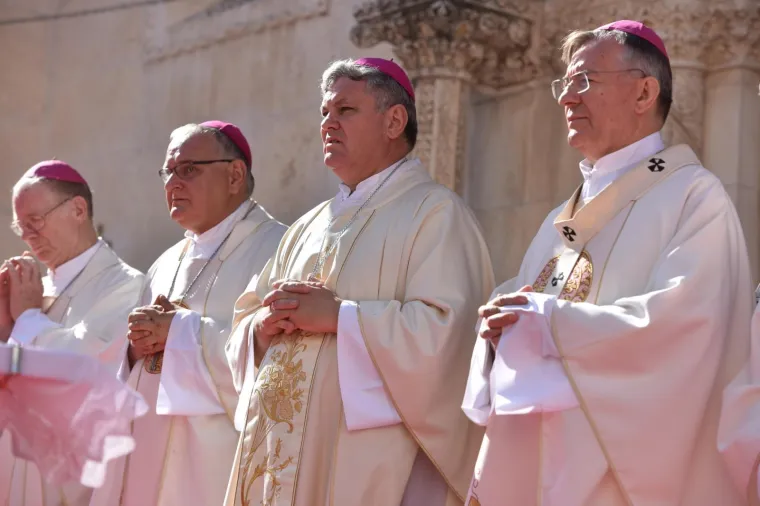 BISKUP KO&Scaron;IĆ PREDVODIO SLAVLJE U &Scaron;IBENIKU: Procesijom i svetom misom obilježen Dan grada i blagdan svetog Mihovila