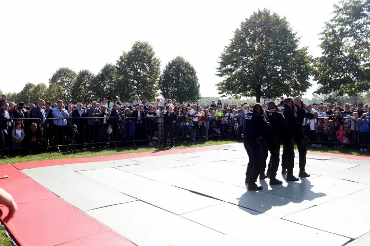 SPEKTAKULARNA VJEŽBA POLICIJE: Na zagrebačkom Jarunu uživao i premijerov sin