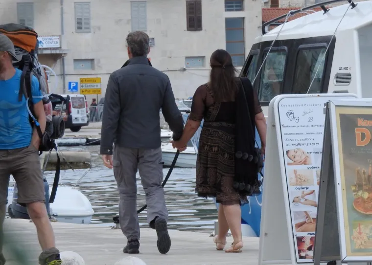 01.10.2017., Vis - Glumac Pierce Brosnan sa suprugom Keely Shaye Smith uživa u šetnji. Bivši James Bond na Visu snima film "Mamma Mia", a slobodno vrijeme krati crtanjem i vožnjom bicikla po otoku.