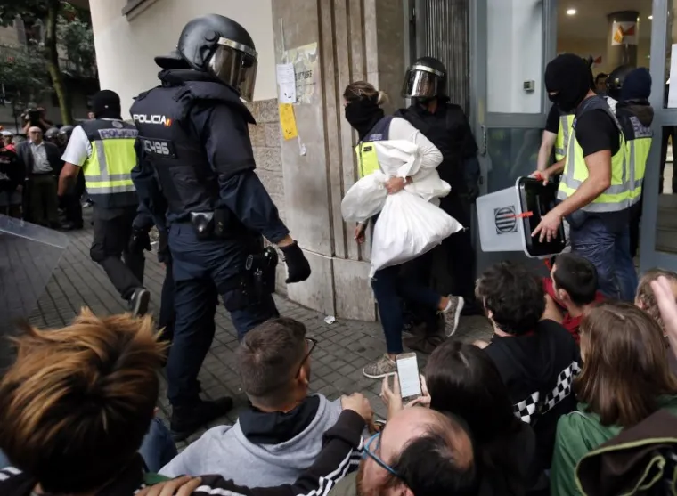 SUKOBI U KATALONIJI: Pogledajte kako su se obračunali policija i građani, ali i dvije policije