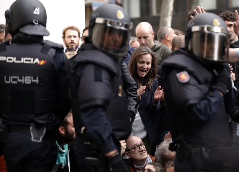 SUKOBI U KATALONIJI: Pogledajte kako su se obračunali policija i građani, ali i dvije policije