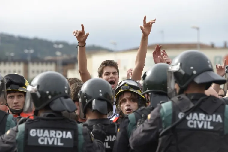 Vatrogasci zadržavaju ljude ispred biračkih mjesta kako ne bi u&scaron;li unutra i glasovali na referendumu.