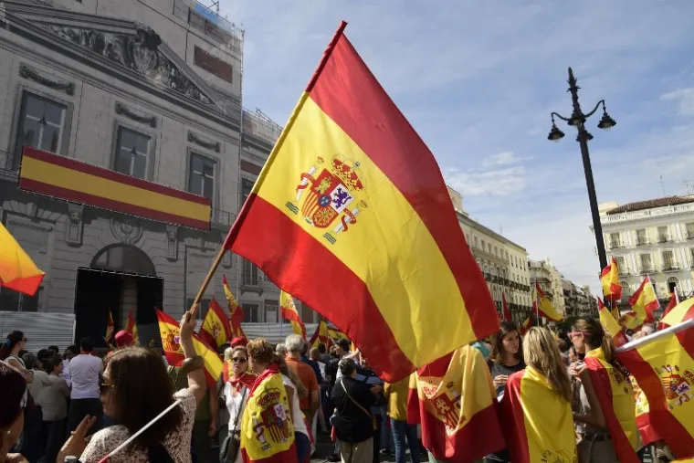 Prosvjed protiv referenduma koji se održava u Kataloniji. Ljudi ma&scaron;u &scaron;panjolskim zastavama i ne žele odcjepljenje Katalonije od &Scaron;panjolske.