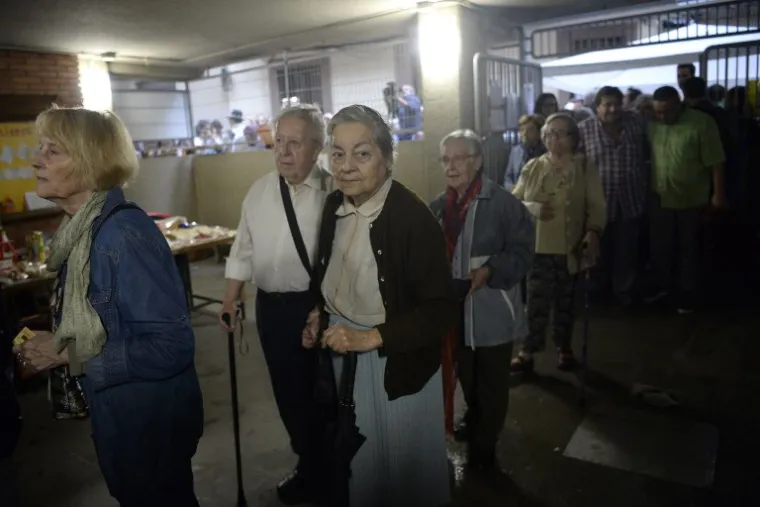 Na biračka su mjesta najprije pu&scaron;tali osobe starije životne dobi.