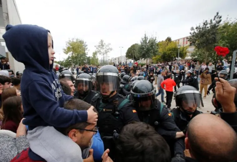 SUKOBI U KATALONIJI: Pogledajte kako su se obračunali policija i građani, ali i dvije policije