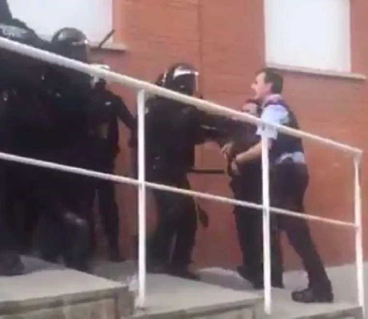 SUKOBI U KATALONIJI: Pogledajte kako su se obračunali policija i građani, ali i dvije policije