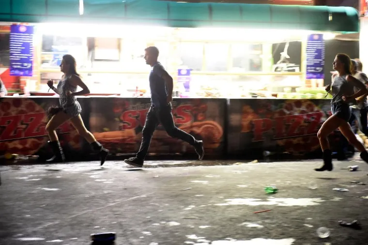 STRAVIČNI PRIZORI U LAS VEGASU: Na ulicama zavladala panika nakon &scaron;to je napadač otvorio vatru po ljudima