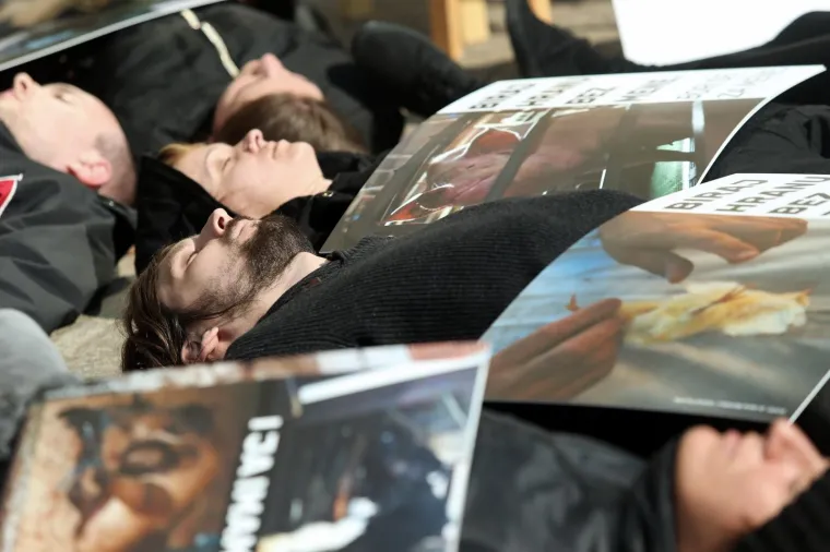 POTRESNI PERFORMANS NA TRGU BANA JELAČIĆA: Na koji način meso, mlijeko i jaja dolaze na na&scaron;e stolove?