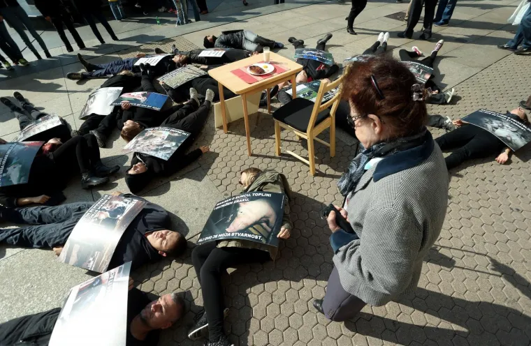 POTRESNI PERFORMANS NA TRGU BANA JELAČIĆA: Na koji način meso, mlijeko i jaja dolaze na na&scaron;e stolove?