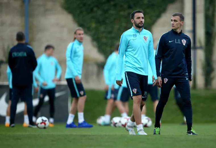 POČELE SU PRIPREME ZA KLJUČNE UTAKMICE: Pogledajte prvi trening Vatrenih, čak je i Čačić pokazao &scaron;to zna s loptom