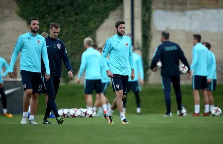 POČELE SU PRIPREME ZA KLJUČNE UTAKMICE: Pogledajte prvi trening Vatrenih, čak je i Čačić pokazao &scaron;to zna s loptom