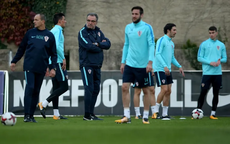 POČELE SU PRIPREME ZA KLJUČNE UTAKMICE: Pogledajte prvi trening Vatrenih, čak je i Čačić pokazao &scaron;to zna s loptom