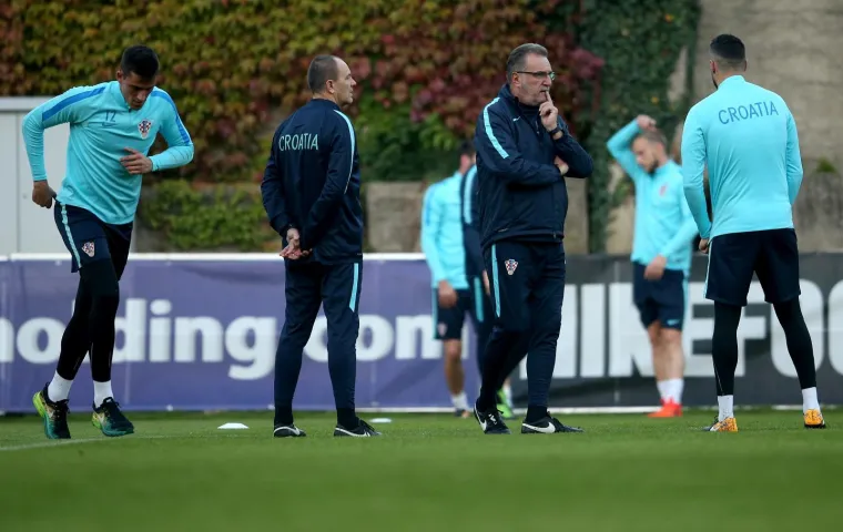 POČELE SU PRIPREME ZA KLJUČNE UTAKMICE: Pogledajte prvi trening Vatrenih, čak je i Čačić pokazao &scaron;to zna s loptom