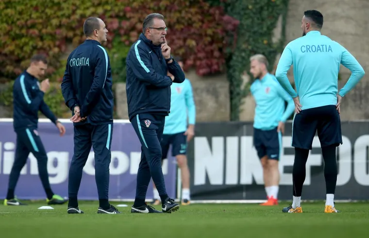 POČELE SU PRIPREME ZA KLJUČNE UTAKMICE: Pogledajte prvi trening Vatrenih, čak je i Čačić pokazao &scaron;to zna s loptom