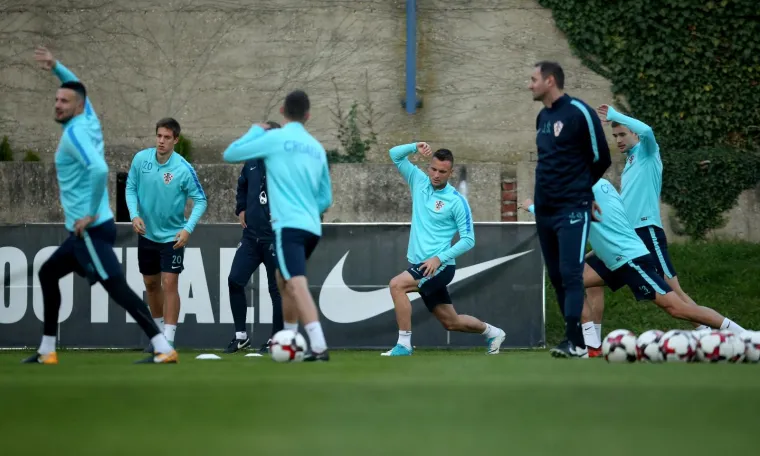 POČELE SU PRIPREME ZA KLJUČNE UTAKMICE: Pogledajte prvi trening Vatrenih, čak je i Čačić pokazao &scaron;to zna s loptom