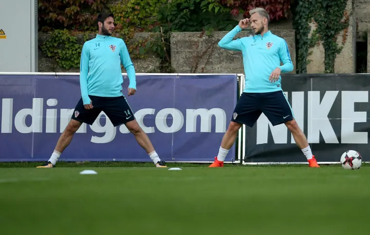 POČELE SU PRIPREME ZA KLJUČNE UTAKMICE: Pogledajte prvi trening Vatrenih, čak je i Čačić pokazao &scaron;to zna s loptom