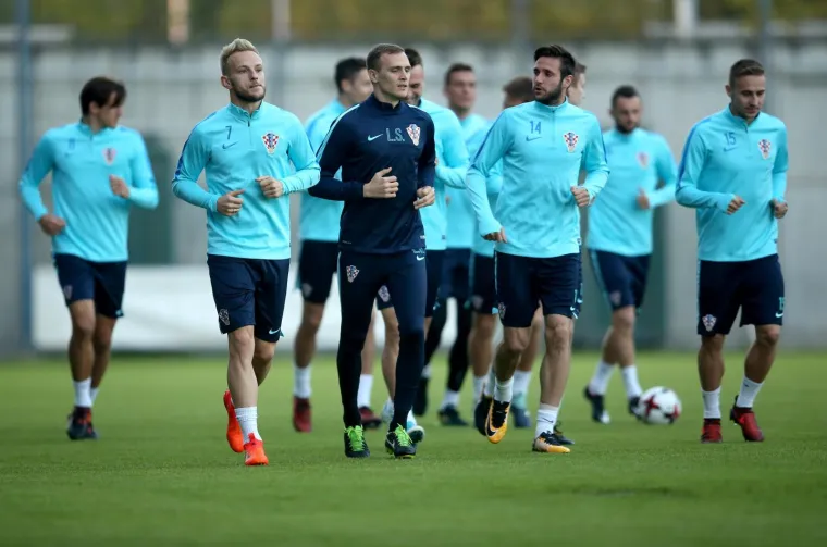 Na prvom treningu nije bilo kapetana Luke Modrića koji je dobio dozvolu da se suigračima priključi kasnije jer mu supruga treba roditi treće dijete.