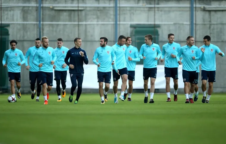 POČELE SU PRIPREME ZA KLJUČNE UTAKMICE: Pogledajte prvi trening Vatrenih, čak je i Čačić pokazao &scaron;to zna s loptom