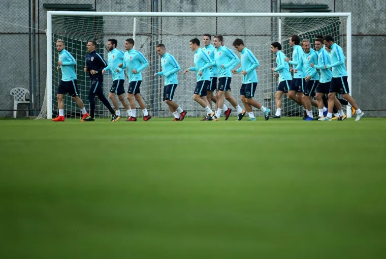 POČELE SU PRIPREME ZA KLJUČNE UTAKMICE: Pogledajte prvi trening Vatrenih, čak je i Čačić pokazao &scaron;to zna s loptom