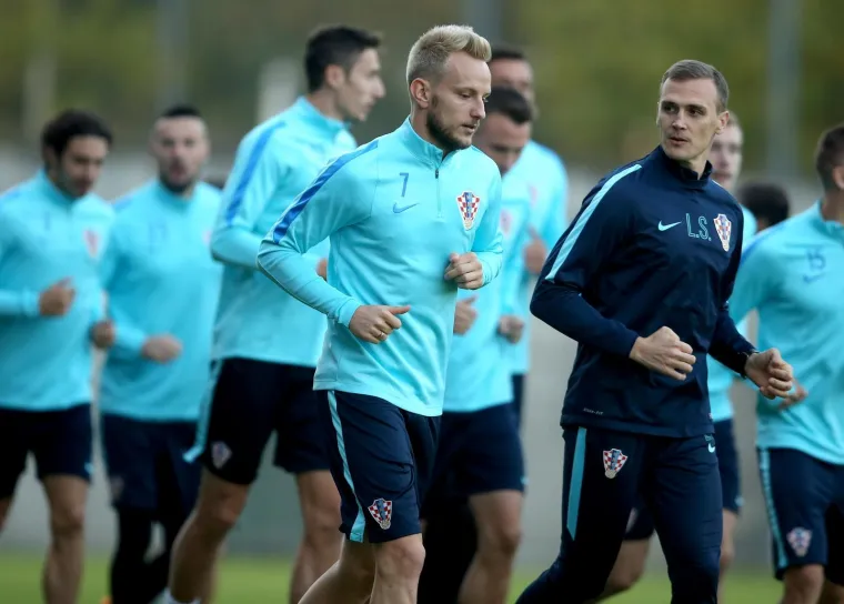 POČELE SU PRIPREME ZA KLJUČNE UTAKMICE: Pogledajte prvi trening Vatrenih, čak je i Čačić pokazao &scaron;to zna s loptom