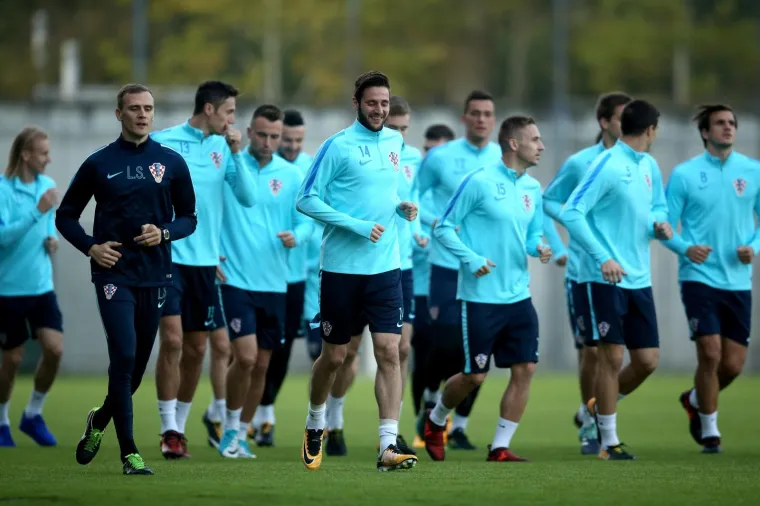 Hrvatska nogometna reprezentacija odradila je na Hitrec-Kacianu prvi trening nakon okupljanja uoči zavr&scaron;nice kvalifikacija za Svjetsko prvenstvo.