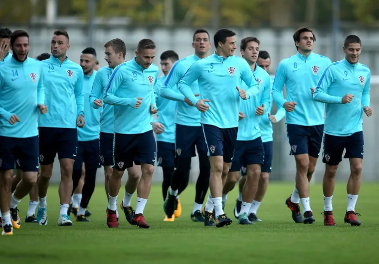 POČELE SU PRIPREME ZA KLJUČNE UTAKMICE: Pogledajte prvi trening Vatrenih, čak je i Čačić pokazao &scaron;to zna s loptom