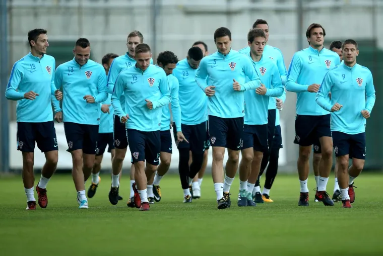 POČELE SU PRIPREME ZA KLJUČNE UTAKMICE: Pogledajte prvi trening Vatrenih, čak je i Čačić pokazao &scaron;to zna s loptom